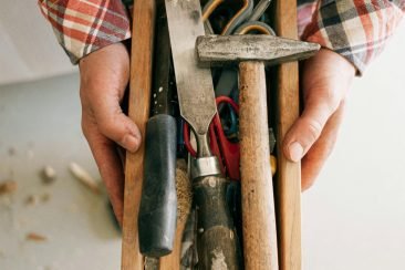 Herramientas en manos de carpintero