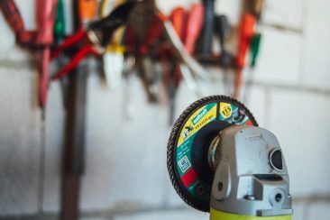 Amoladora frente a pared con herramientas